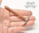 1:12 Dollhouse Miniature Mattock MWC 752