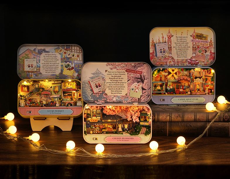 1:144 Box Theatre/Dollhouse in a Candy Tin -Roaming in Paris K R-012