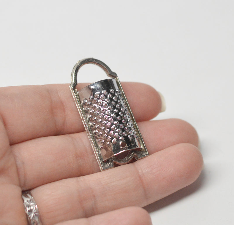 1:6 Dollhouse Miniature Grater D16