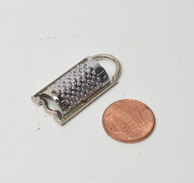 1:6 Dollhouse Miniature Grater D16