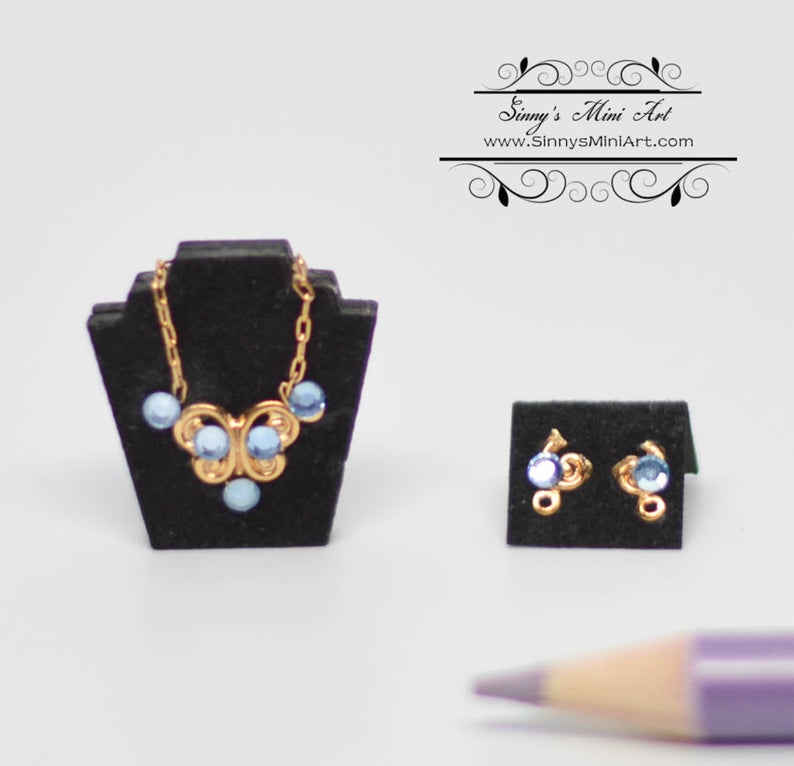 DIS 1:12 Dollhouse Miniature Necklace on a Stand( Blue) Kit DI JK007