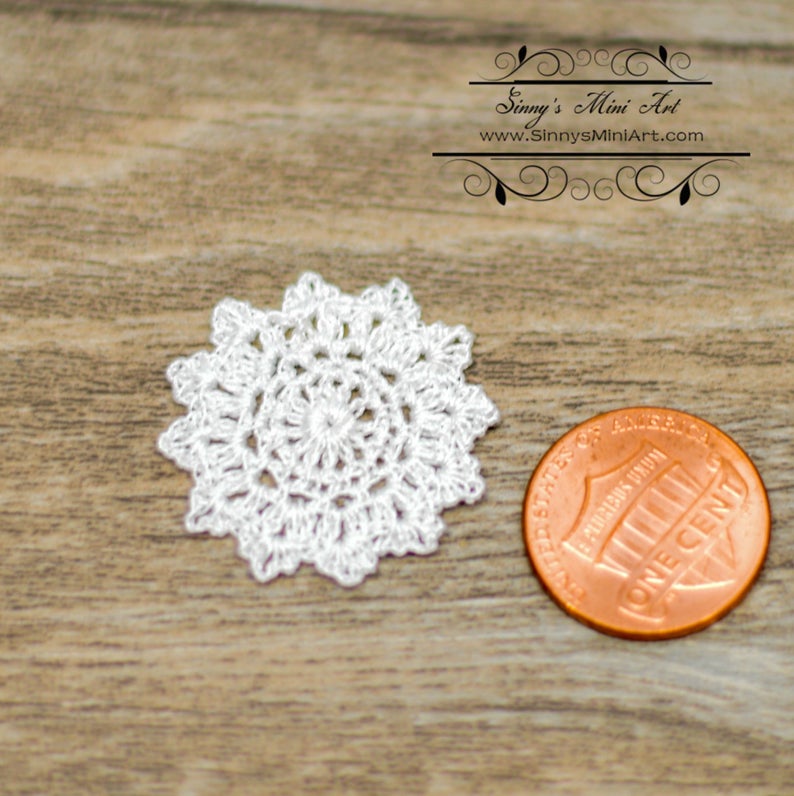 1:12 Dollhouse Miniature Hand Crocheted 1 inch White Fancy Doily BD D001