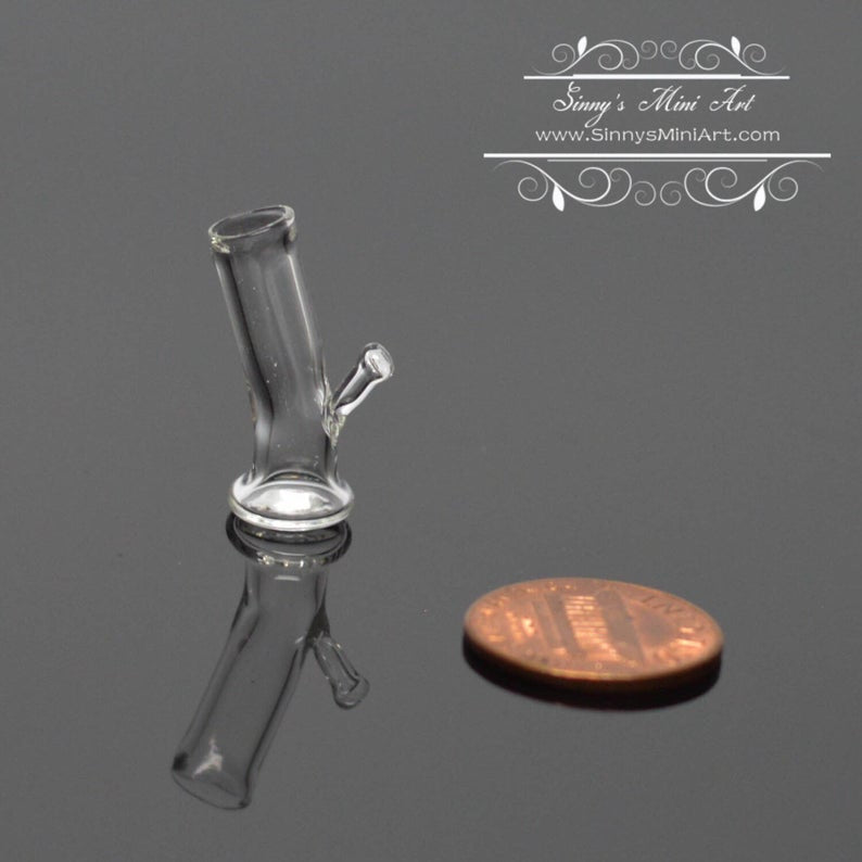 Buy Small Glass Bong Weed leave at HollandsHigh! Bongs & Pipes Headshop
