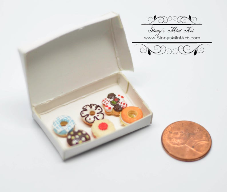 1:12 Dollhouse Miniature Fancy Deluxe Donuts in Box BD K2631