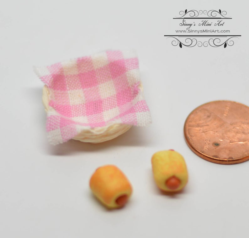 1:12 Dollhouse Miniature 2 Pigs in Blankets in Basket BD F141