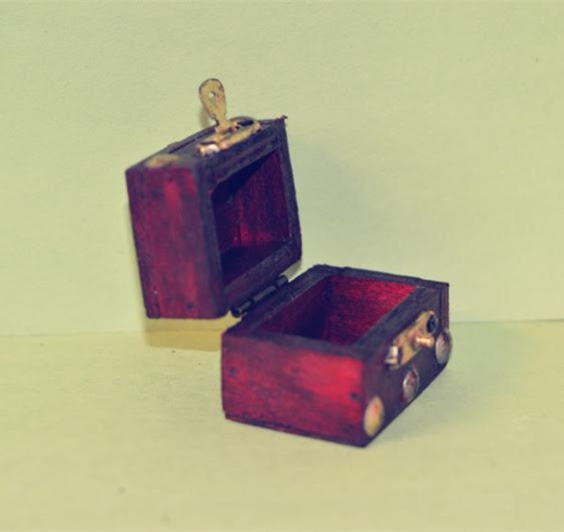 1:12 Dollhouse Miniature Antique Stud Clad Hope Chest BD N003