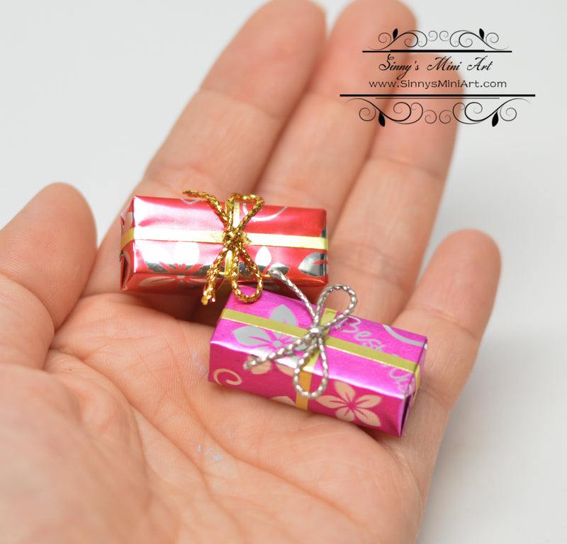 1:12 Dollhouse Miniature Oblong Wrapped Gifts Christmas AZ B0145