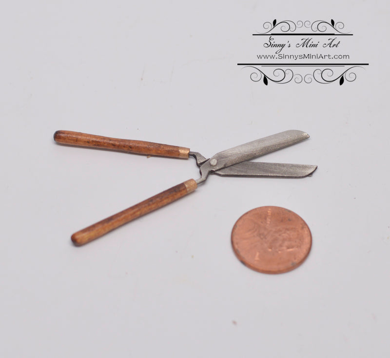 1:12 Dollhouse Miniature Hedge Clippers MWC 517