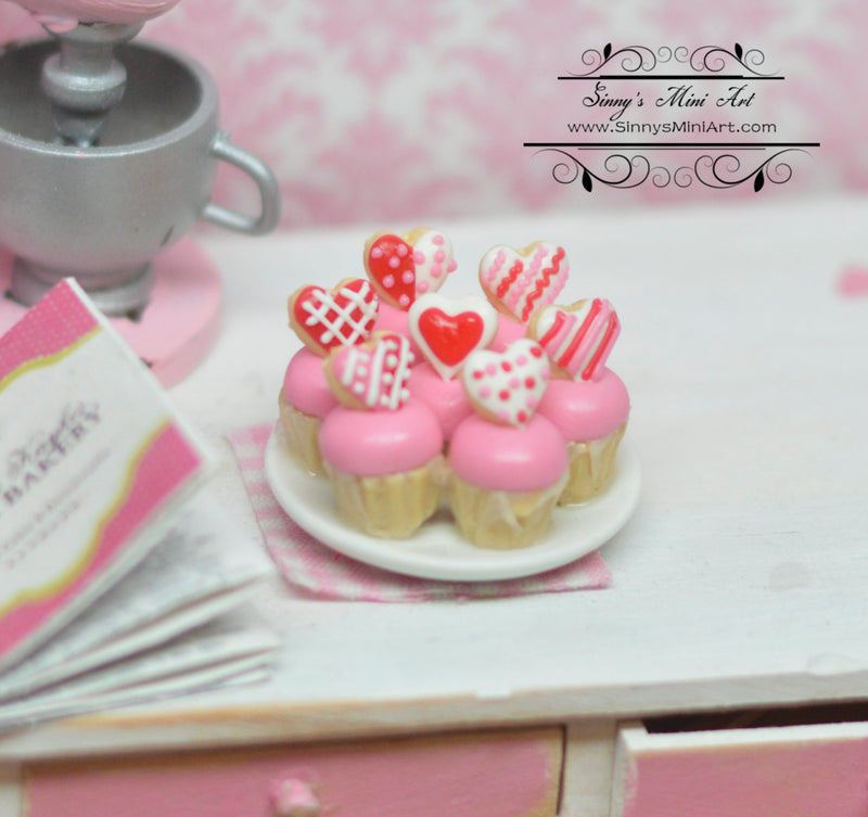 1:12 Dollhouse Miniatures Valentine Cupcake on Plate BD K1811