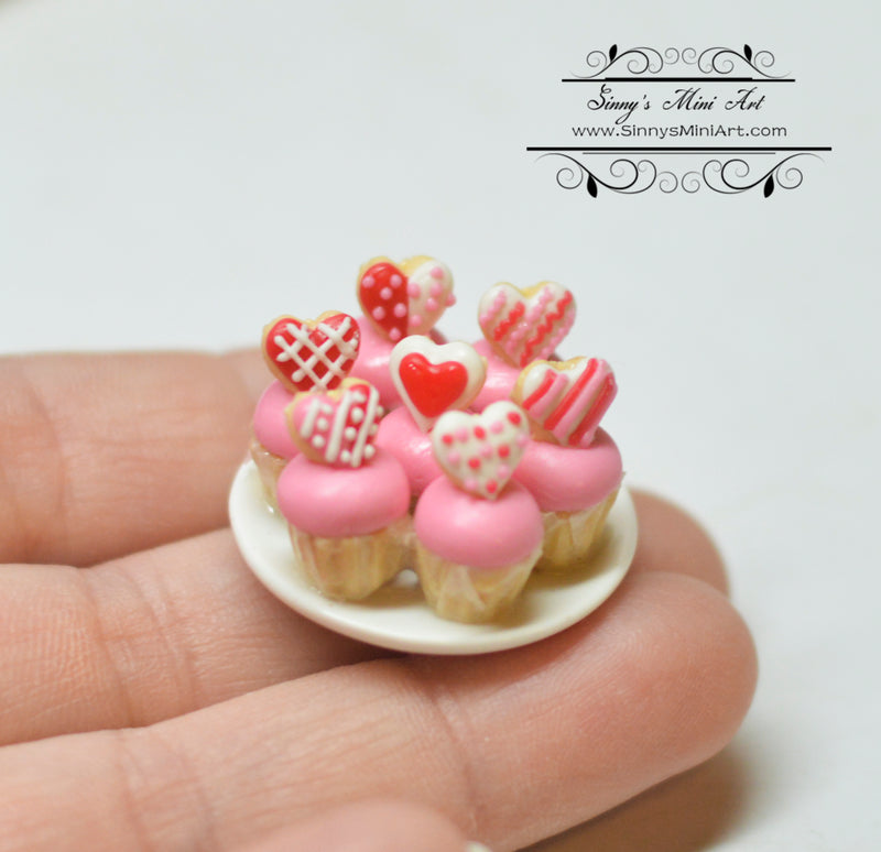 1:12 Dollhouse Miniatures Valentine Cupcake on Plate BD K1811