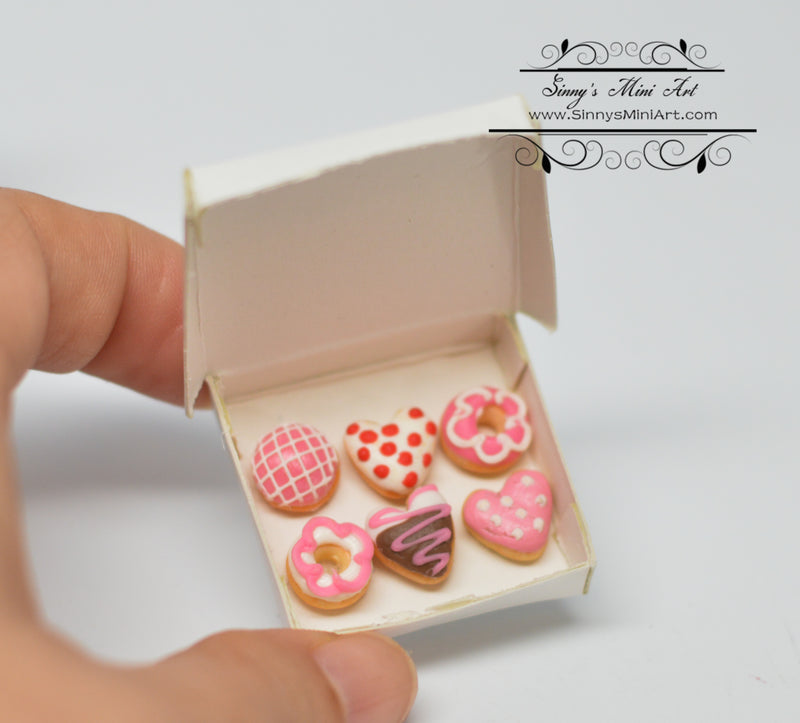 1:12 Dollhouse Miniature Valentine Donuts in Box BD K2632