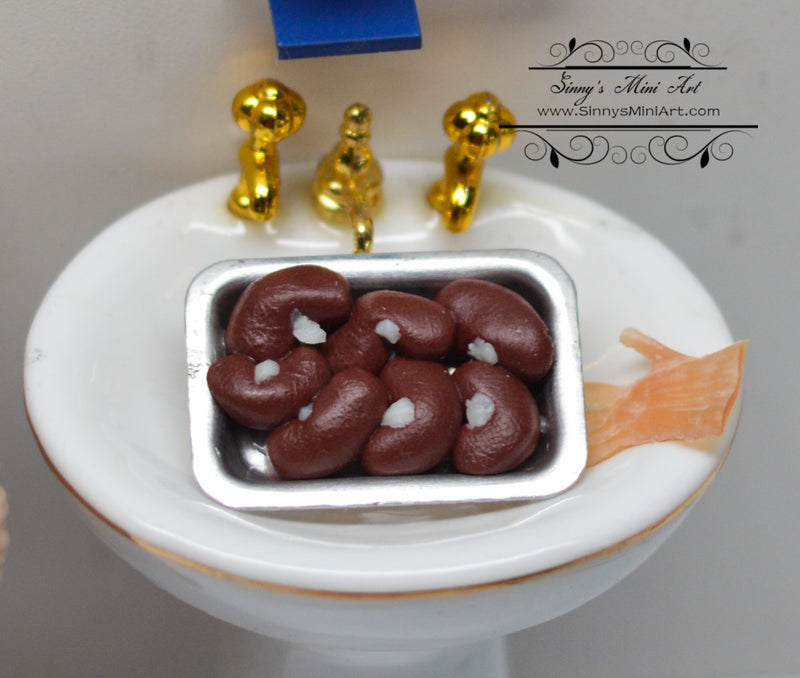 1:12 Dollhouse Miniature Kidneys in Tray Halloween DMUK F51