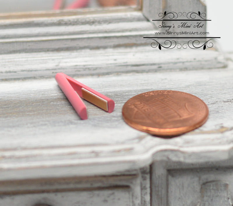 1:12 Dollhouse Miniature Hair Straighteners Pink DMUK HD55P