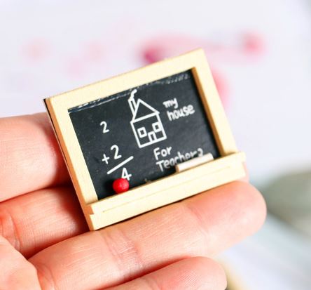 1:12 Dollhouse Miniature Artist Easel / Miniature Painting B34